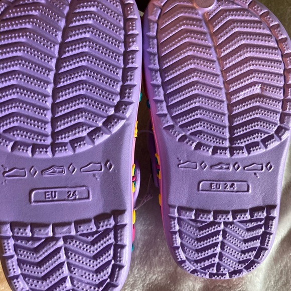 NWT girls Clogs purple with butterfly design - Picture 6 of 6